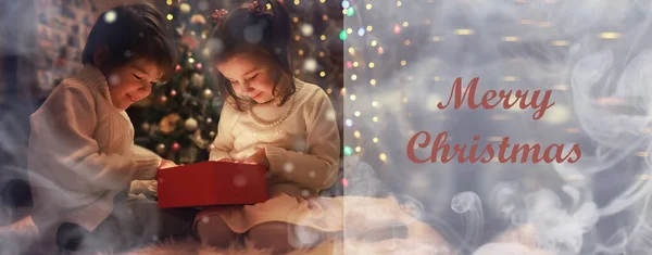 暖炉でクリスマスの前夜に家族 Xmasを開く子供たちがプレゼント ギフトボックス付きクリスマスツリーの下の子供たち 伝統的な暖炉のある装飾されたリビングルーム 居心地の良い暖かい冬の夜家 — ストック写真