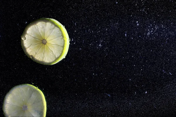 Air Tetes Pada Lemon Manis Matang Latar Belakang Kapur Segar — Stok Foto