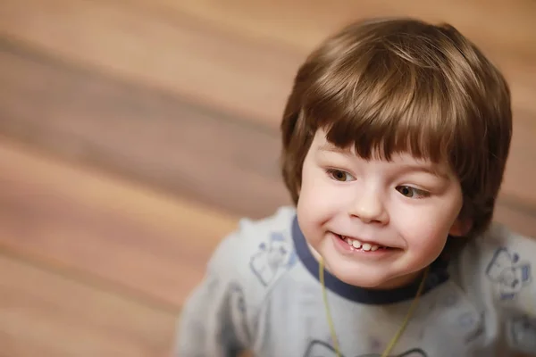 Portrait D Un Petit Garcon Aux Cheveux Boucles Un Enfant Enveloppe Dans Un Tapis E Sous Homme Stock Photo Portrait D Un Petit Garcon Aux Cheveux Boucles Un Enfant Enveloppe Dans Un Tapis E Sous Homme Stock Photo