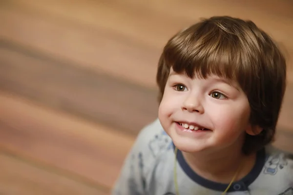 Portrait D Un Petit Garcon Aux Cheveux Boucles Un Enfant Enveloppe Dans Un Tapis E Sous Homme Stock Photo