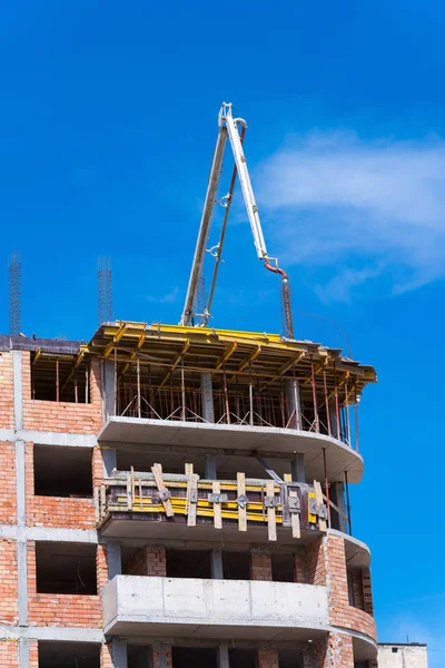 Bomba de hormigón para automóviles. Nuevo edificio de varias plantas . — Foto de Stock