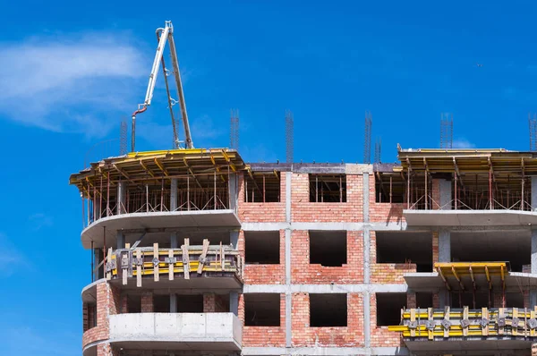 New multi-storey building. Automobile concrete pump.