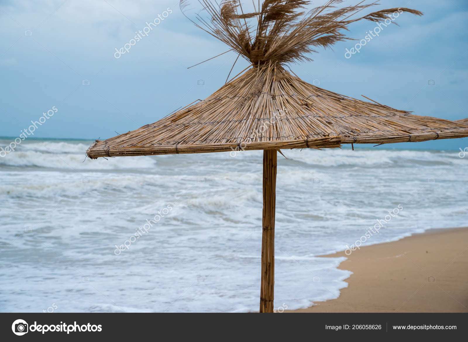 Paille Parasol Sur La Plage Photographie Deyanarobova