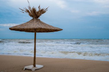 Güzel bir kumsal - Avrupa, Bulgaristan saman şemsiyesi.