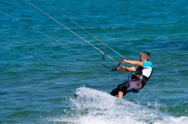 Shkorpilovtsi, Bulgaristan - 29 Haziran 2018: Kiteboarding spor. Eğlence etkinlikleri, Hobiler, su sporları ve yaz aylarında eğlenceli. Kitesurfing.