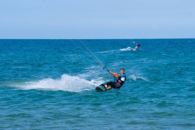 Shkorpilovtsi, Bulgaristan - 29 Haziran 2018: Kiteboarding spor. Eğlence etkinlikleri, Hobiler, su sporları ve yaz aylarında eğlenceli. Kitesurfing.