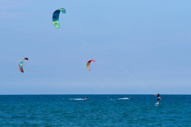 Shkorpilovtsi, Bulgaristan - 29 Haziran 2018: Kiteboarding Kitesurfing spor. Deniz plajda adam kiteboarding.