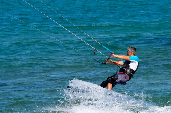 Shkorpilovtsi, Bulgarien - 29. Juni 2018: Kitesurfen. Freizeitaktivitäten, Hobbies, Wassersport und Spaß im Sommer. Kitesurfen. — Stockfoto