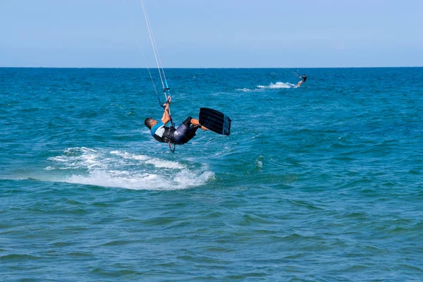 Shkorpilovtsi, Bulgaristan - 29 Haziran 2018: Kiteboarding spor. Eğlence etkinlikleri, Hobiler, su sporları ve yaz aylarında eğlenceli. Kitesurfing. Dalgalar deniz doğa sporları. — Stok fotoğraf