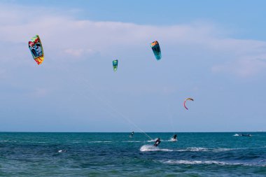 Shkorpilovtsi, Bulgaristan - 29 Haziran 2018: Kiteboarding spor. Eğlence etkinlikleri, Hobiler, su sporları ve yaz aylarında eğlenceli. Kitesurfing.