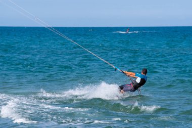 Shkorpilovtsi, Bulgaristan - 29 Haziran 2018: Kiteboarding spor. Eğlence etkinlikleri, Hobiler, su sporları ve yaz aylarında eğlenceli. Adam kitesurfing plaj su
