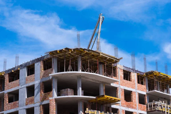 Bomba de hormigón para automóviles. Lugar de construcción. Nuevo edificio de varias plantas . — Foto de Stock