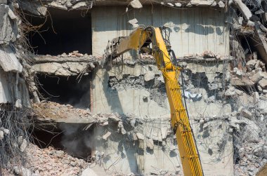 Bina yıkım ve yeni inşaat için makine tarafından kilitleniyor. Sanayi.