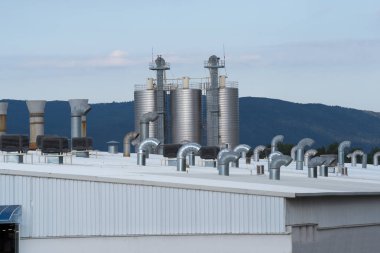 Modern fabrika binaları ve depolar. Sıhhi fayans üretimi