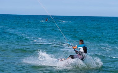 Shkorpilovtsi, Bulgaristan - 29 Haziran 2018: Kiteboarding spor. Eğlence etkinlikleri, Hobiler, su sporları ve yaz aylarında eğlenceli. Kitesurfing. Dalgalar deniz doğa sporları.