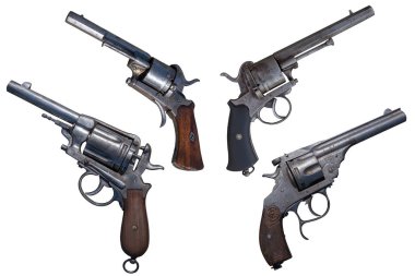 Eski tabancalar. Dört eski silah izole.