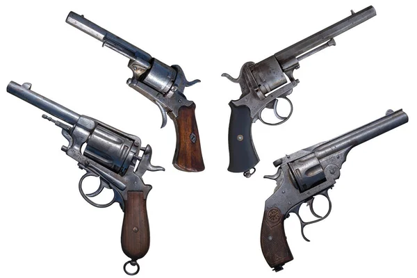 Gamla revolvrar. Fyra gamla vapen isolerade. — Stockfoto