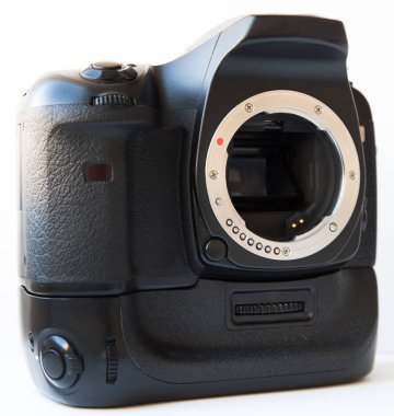 Profesyonel Dijital Slr fotoğraf makinesi ile objektif ve izole dikey pil kavrama