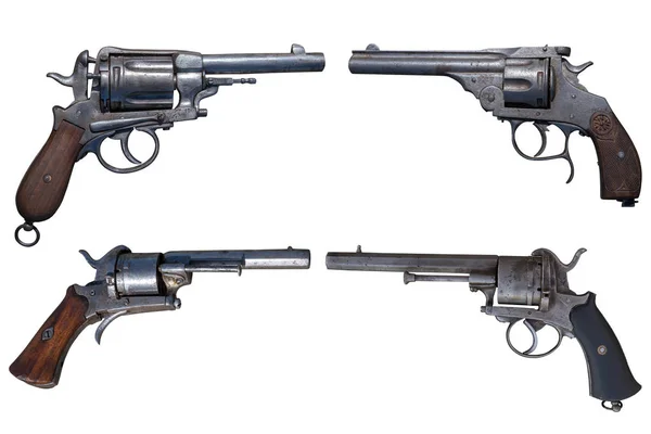 Čtyři antické revolvery izolovaných na bílém pozadí. — Stock fotografie