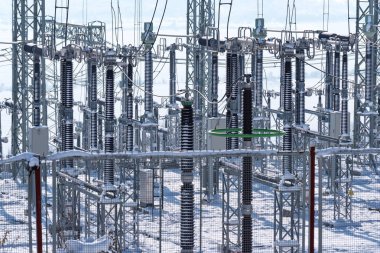 Kışın güç trafo merkezi. Yüksek gerilim güç trafo merkezi