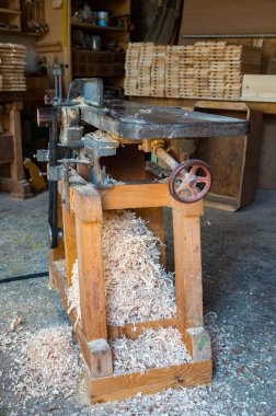 Yaşlı ve el planya makine doğrama Atölyesi.