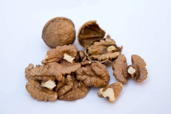 Geïsoleerde noten patroon achtergrond. Close-up van walnoot kernels. — Stockfoto