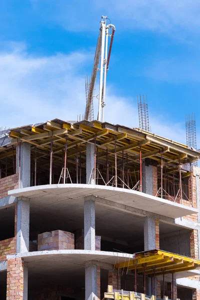 Bomba de hormigón para automóviles. Lugar de construcción. Nuevo edificio de varias plantas . — Foto de Stock