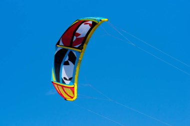 Uçurtma gökyüzünde uçuyor.