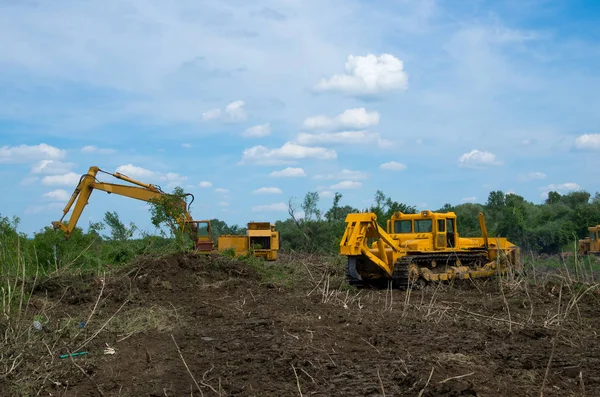 Bulldozer y excavadora. Preparación mecánica del sitio para la silvicultura . — Foto de Stock