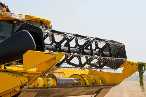 Combine harvester harvesting wheat — Stock Photo, Image