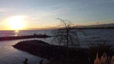 Lozan 'daki sağlam rıhtımların ve dalga kırıcıların havadan görünüşü Cenevre Gölü' nün sakin sularını koruyor. Taş yapılar güneşin altında hafif dalgalara karşı parıldıyor..