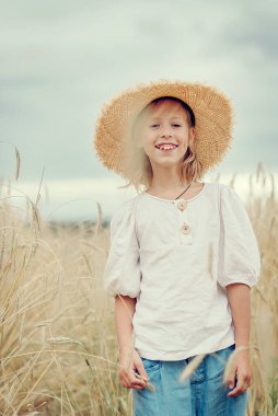 Tarladaki kız. Çocuk gülümsüyor. Yaz Tatilleri