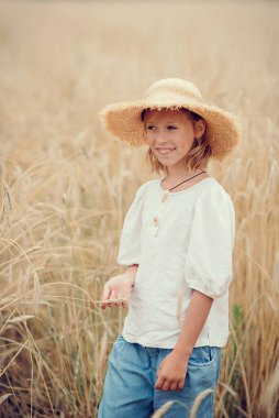 Tarladaki kız. Çocuk gülümsüyor. Yaz Tatilleri