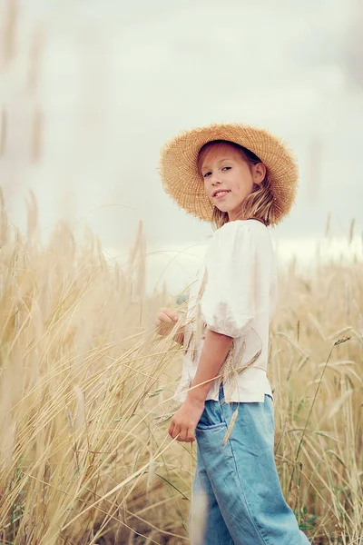 Buğday tarlasında genç bir kadın