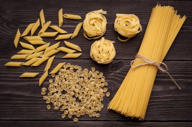 Ahşap zemin üzerinde makarna