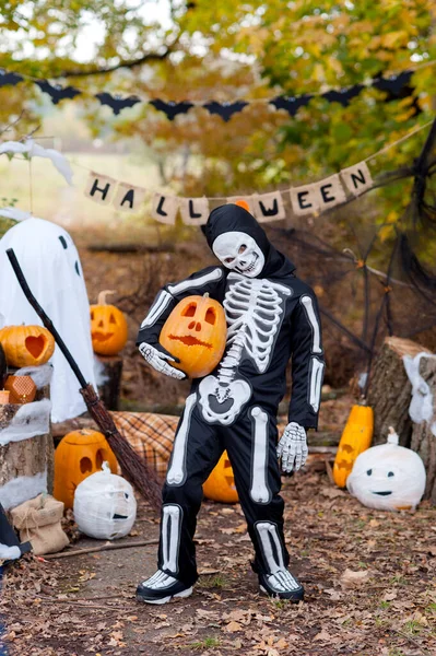 Hände Die Kürbis Für Halloween Halten — Stockfoto