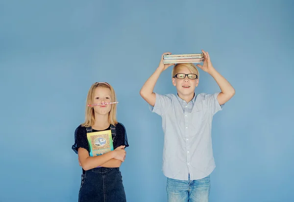 Školáci Modrém Pozadí Drží Knihy Rukou Vzdálené Učení — Stock fotografie
