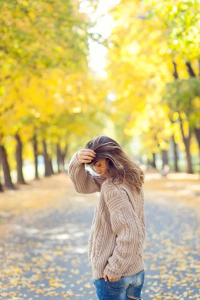Женщина Осеннем Парке — стоковое фото