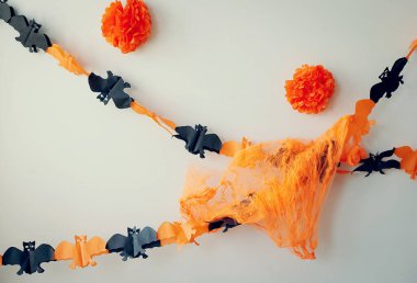 Cadılar Bayramı için dekore edilmiş evin içi.