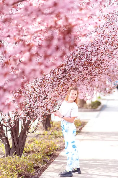 満開の美しい桜の間の女の子 — ストック写真