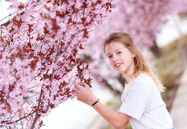 満開の美しい桜の間の女の子 — ストック写真