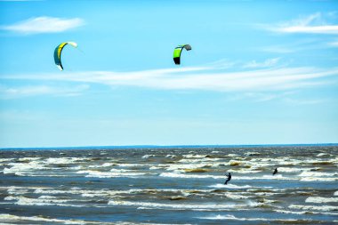 Kitesurfing arka plan kavramı, deniz okyanus adlı iki kitesurfers