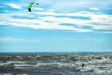 Kiteboarding olduğunu bir ve su sporları yukarıda wakeboarding, Rüzgar Sörfü, sörf, kaykay ve bir ekstrem spor yelken yamaç paraşütü, yönlerini birleştirerek.