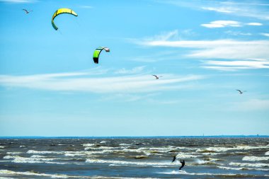Kitesurfing arka plan kavramı, deniz okyanus adlı iki kitesurfers