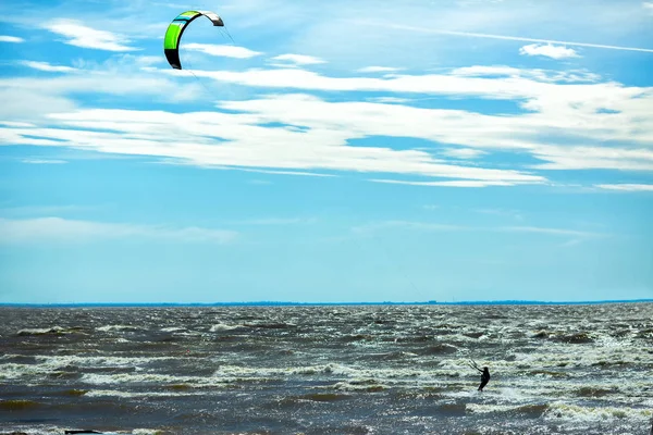 Kiteboarding Deporte Sobre Por Encima Del Agua Que Combina Aspectos — Foto de Stock