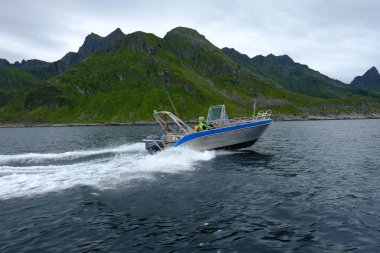 motorlu tekneler ile liman. dağlar