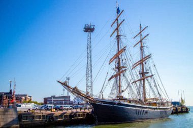 Korsan gemisi günbatımında açık denizde