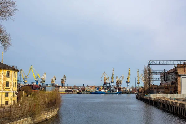 Industriehafen mit Containern. Kranich — Stockfoto