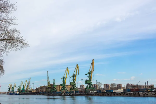 Industriehafen mit Containern. Kranich — Stockfoto