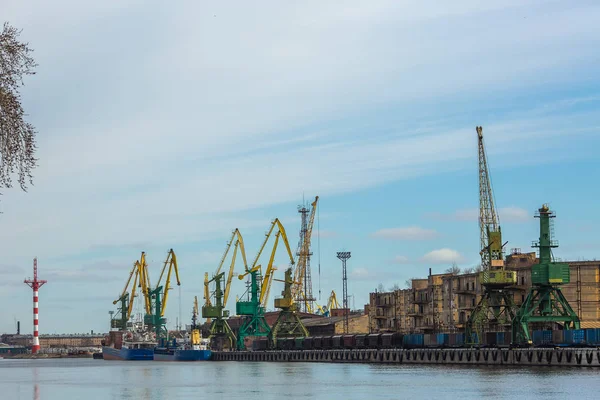 Industriehafen mit Containern. Kranich — Stockfoto